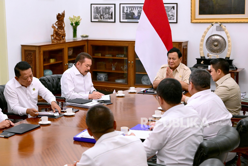 Presiden Prabowo Subianto bertemu Jaksa Agung ST Burhanuddin, dan seluruh jaksa agung muda di Istana Kepresidenan Jakarta, Senin (13/1/2025).