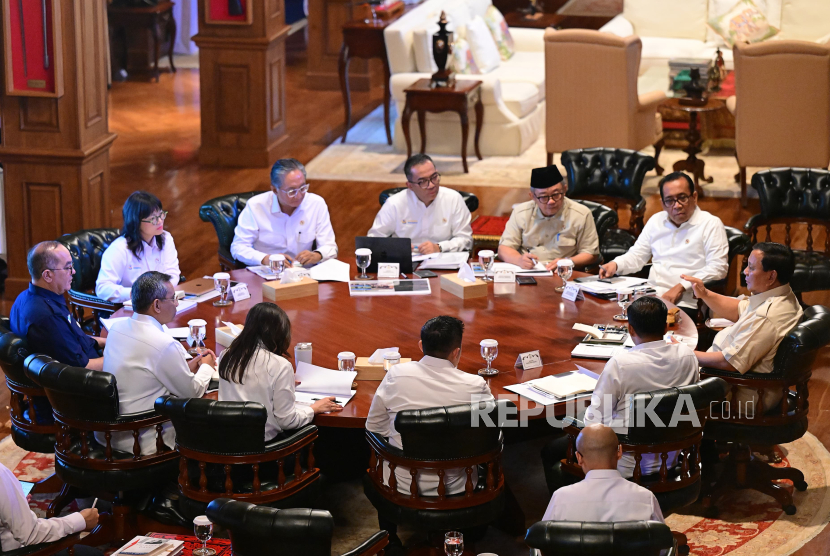 Presiden Prabowo Subianto dan jajaran Kabinet Merah Putih membahas Sekolah Garuda di Hambalang, Kabupaten Bogor, Jawa Barat pada Senin (23/6/2025).