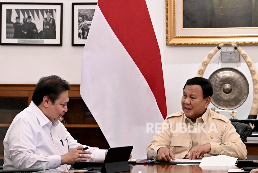 Presiden Prabowo Subianto dan Menko Perekonomian Airlangga Hartarto di Istana Kepresidenan Jakarta, Selasa (18/3/2025).