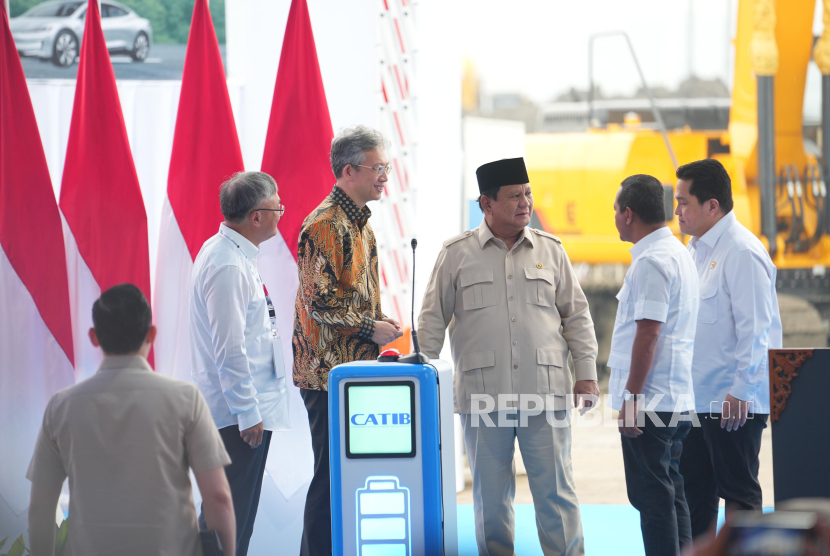 Presiden Prabowo Subianto dan para menteri di dalam groundbreaking ekosistem industri baterai kendaraan listrik terintegrasi di Karawang, Jawa Barat, Ahad (29/6/2025)