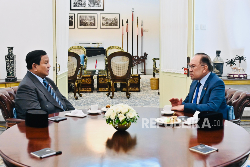 Presiden Prabowo Subianto dan Perdana Menteri (PM) Malaysia Anwar Ibrahim berbincang empat mata di Istana Merdeka, Jakarta Pusat, Jumat (27/6/2025).