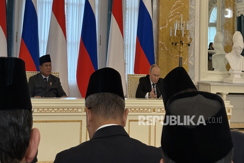 Presiden Prabowo Subianto dan Presiden Vladimir Putin menggelar joint statement di Istana Konstantinovsky atau Constantine, Saint Petersburg, Rusia pada Kamis (19/6/2025). 