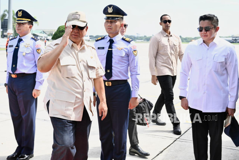 Presiden Prabowo Subianto di Lanud Halim Perdanakusuma, Jakarta Timur, Senin (7/4/2025), sebelum bertolak ke Kabupaten Majalengka.