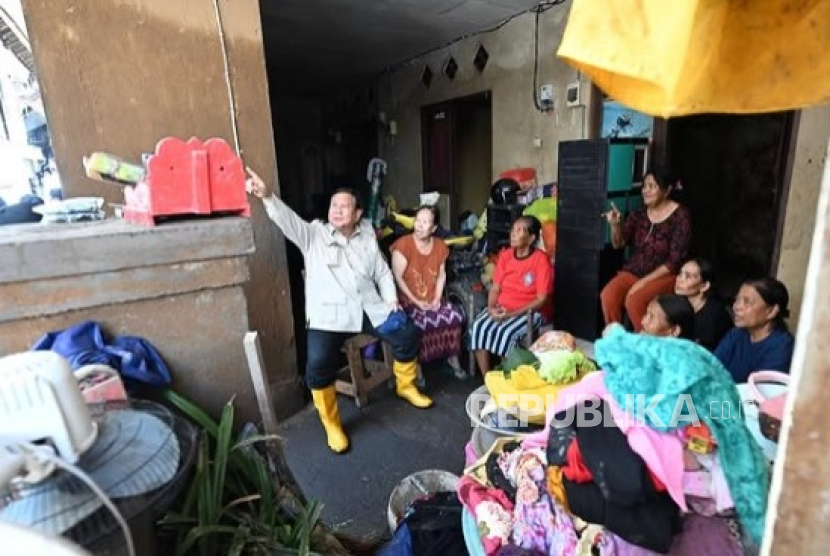 Presiden Prabowo Subianto, didampingi oleh Sekretaris Kabinet (Seskab) Teddy Indra Wijaya, menyusuri area pemukiman warga di dekat Pasar Badung, Kota Denpasar, Bali, Sabtu (13/9/2025).