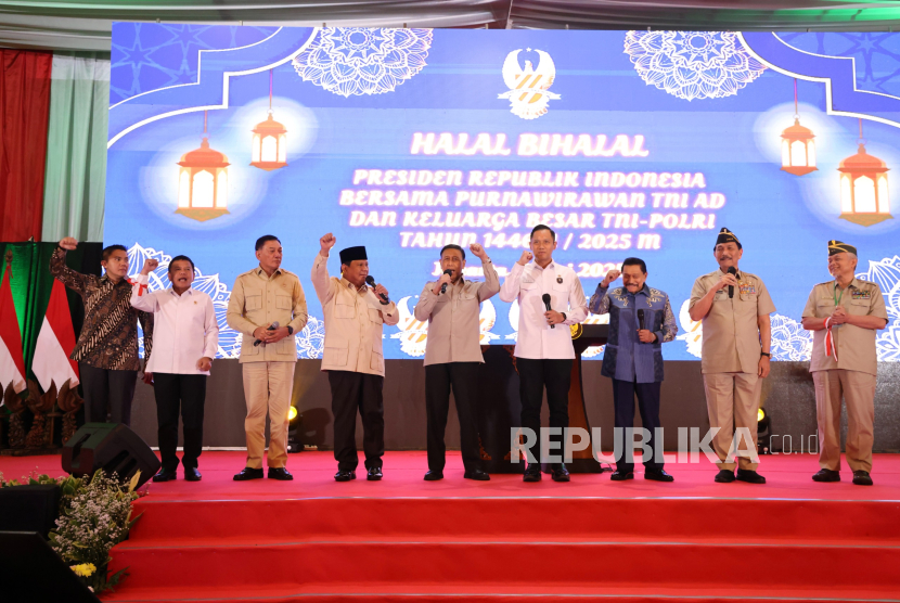 Presiden Prabowo Subianto didampingi Wiranto, AHY, hingga Luhut di acara  Halal BiHalal dengan Purnawirawan TNI AD dan Keluarga Besar TNI-Polri di Balai Kartini, Jakarta Selatan, Selasa (6/5/2025) sore WIB. 