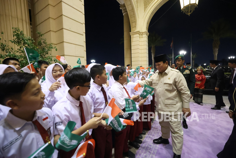 Presiden Prabowo Subianto disambut meriah oleh pelajar Sekolah Indonesia Jeddah yang mengenakan pakaian adat dan seragam sekolah, Selasa (1/7/2025) malam waktu setempat.