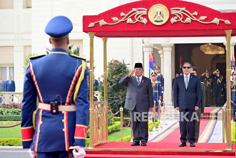 Presiden Prabowo Subianto disambut Presiden Mesir Abdel Fattah El-Sisi di Istana Kepresidenan Al Ittihadiya, Kairo, Mesir, Rabu (18/12/2024).   