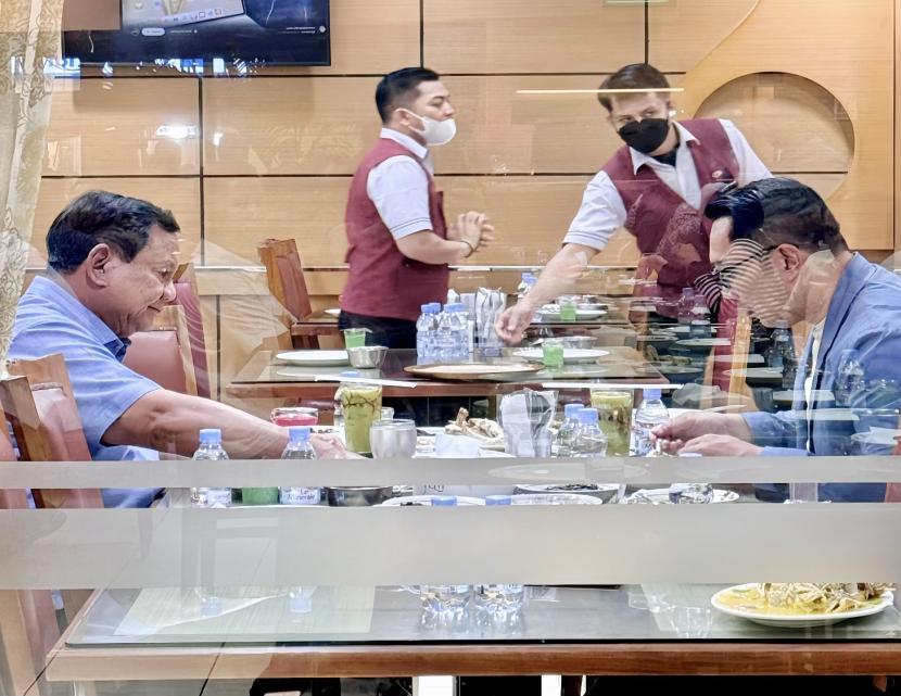 Presiden Prabowo Subianto makan malam bersama cagub DKI Jakarta, M Ridwan Kamil.