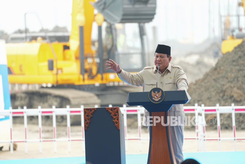 Presiden Prabowo Subianto meletakkan batu pertama (groundbreaking) pembangunan proyek Ekosistem Industri Baterai Kendaraan Listrik Terintegrasi Konsorsium ANTAM-IBC-CBL di Kawasan Artha Industrial Hills (AIH), di Karawang, Jawa Barat, Ahad (29/6/2025).