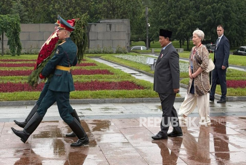 Presiden Prabowo Subianto meletakkan karangan bunga di Piskarovskoye Memorial Cemetery, Saint Petersburg, Rusia, Kamis (19/6/2025).