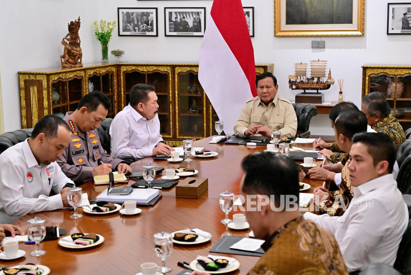 Seskab Teddy Jelaskan Alasan Prabowo Panggil Jaksa Agung dan Kapolri Mendadak