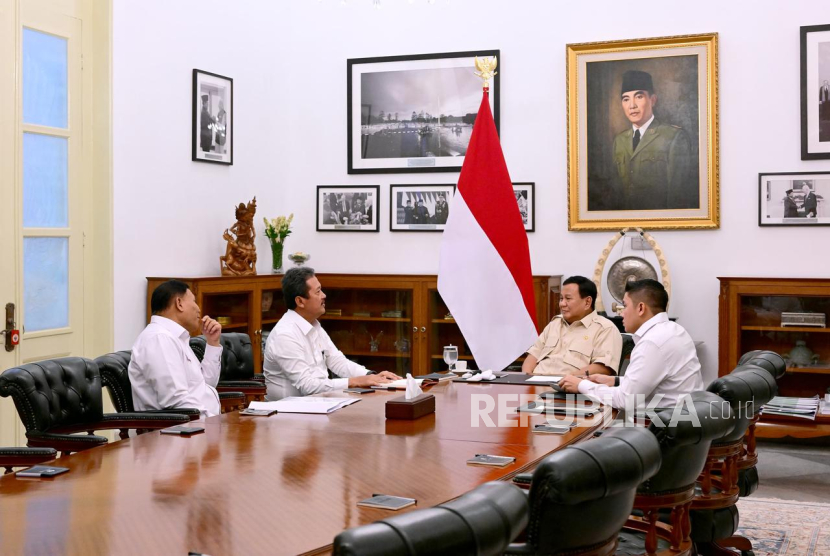 Presiden Prabowo Subianto memanggil Menteri Kelautan dan Perikanan (KP) Sakti Wahyu Trenggono dan Wakil Menteri KP Didit Herdiawan di Istana Merdeka, Jakarta Pusat, Senin (20/1/2025). 