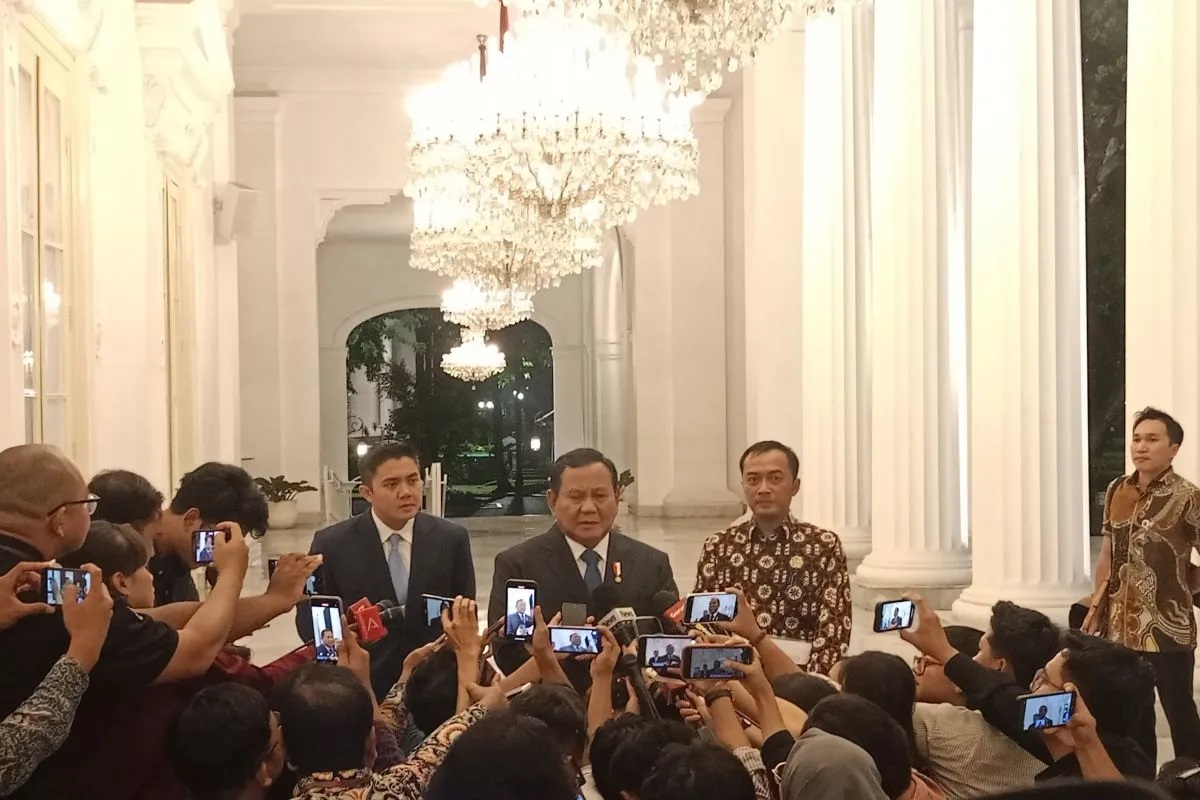 Presiden Prabowo Subianto memberikan keterangan kepada wartawan di teras Istana Merdeka, Jakarta Pusat, Jumat (6/12/2024) malam WIB.