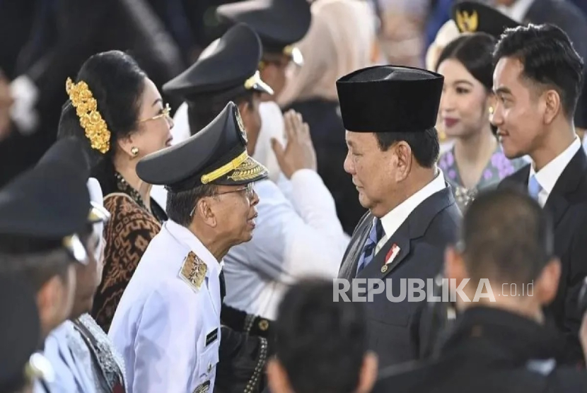 Presiden Prabowo Subianto memberikan ucapan selamat kepada Gubernur Bali I Wayan Koster usai proses pelantikan di kompleks Istana Kepresidenan, Jakarta Pusat, Kamis (20/2/2025).