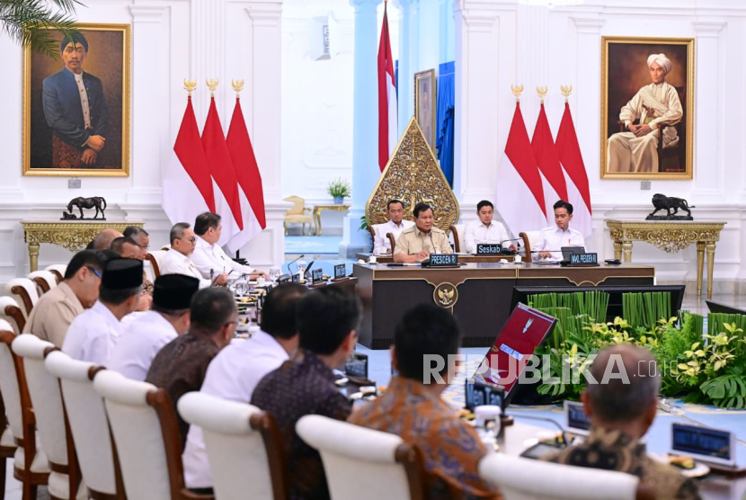 Presiden Prabowo Subianto memimpin rapat terbatas di Istana Negara, Jakarta Pusat, Kamis (5/9/2025). Prabowo memuji Danatara sukses mengeluarkan Patriot Bond, yang diserap pasar.