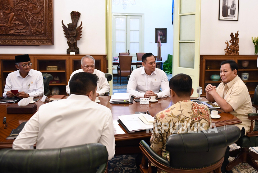 Presiden Prabowo Subianto memimpin rapat terbatas (ratas) dengan agenda utama membahas percepatan pembangunan Ibu Kota Nusantara (IKN) di Istana Merdeka, Jakarta Pusat, pada Selasa (21/1/2025). 