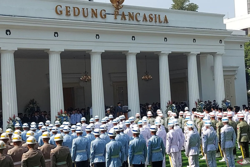 Presiden Prabowo Subianto memimpin upacara Hari Lahir Pancasila di Gedung Pancasila Kemenlu, Jakarta Pusat, Senin (2/6/2025).