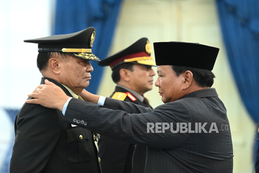 Presiden Prabowo Subianto menaikkan pangkat Jenderal Kehormatan untuk Djamari Chaniago dan Ahmad Dofiri  di Ruang Kredensial Istana Merdeka, Jakarta Pusat pada Rabu (17/9/2025). 