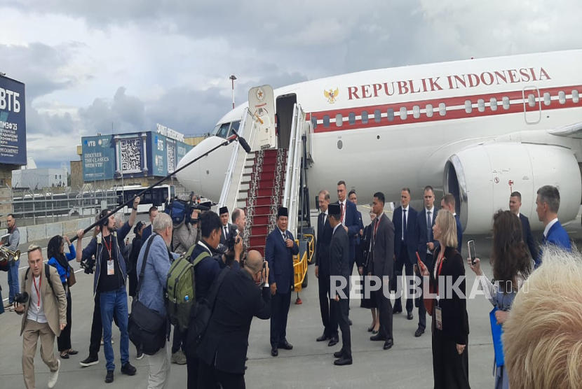 Presiden Prabowo Subianto mendarat di Terminal VVIP Bandara Internasional Pulkovo, St Petersburg, Rusia, Rabu (18/6/2025) sekitar pukul 17.38 waktu setempat. 