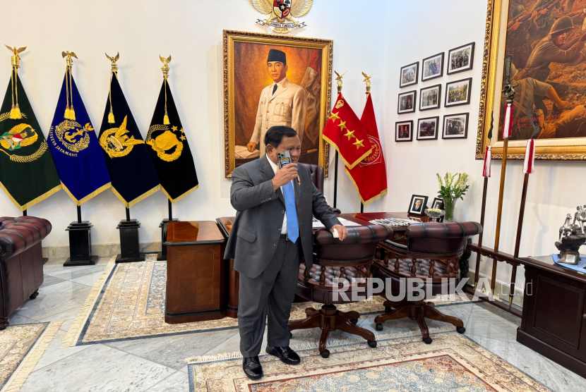 Presiden Prabowo Subianto menelepon Perdana Menteri Singapura Lawrence Wong untuk memberi selamat.