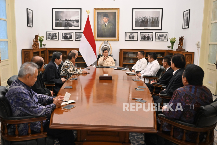 President Prabowo Subianto welcomed the arrival of eight big businessmen at the Jakarta Presidential Palace on Thursday (6/3/2025).