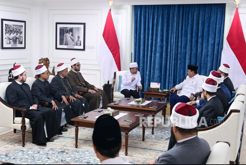 Presiden Prabowo Subianto menerima kunjungan Ustadz Adi Hidayat (UAH) bersama sejumlah perwakilan dari Universitas Al-Azhar Kairo di Ruang Majelis, Istana Kepresidenan Jakarta pada Jumat (21/3/2025).