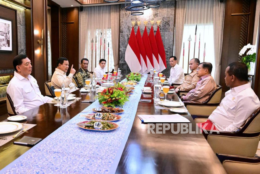 Presiden Prabowo Subianto menerima kunjungan Wakil Presiden ke-10 dan ke-12 Republik Indonesia Jusuf Kalla, dan Menteri Pertanian Andi Amran Sulaiman di Presidential Lounge, Istana Kepresidenan Jakarta, Selasa, (4/2/2025). Pertemuan tersebut membahas strategi pemerintah dalam mengamankan produksi beras nasional yang meningkat tajam serta memastikan stabilitas harga menjelang bulan Ramadan. Presiden menginstruksikan percepatan penyerapan gabah agar harga di tingkat petani tetap stabil, karena produksi beras pada kuartal pertama 2025 mengalami lonjakan signifikan hingga Maret total produksi beras mencapai 8 juta ton, dan diperkirakan hingga April mencapai 13-14 juta ton. 