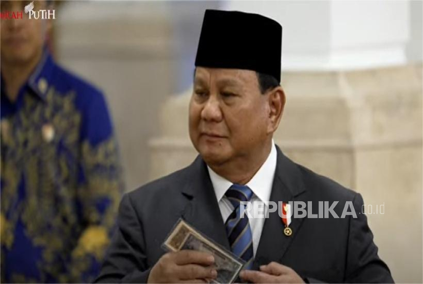 Presiden Prabowo Subianto menerima pemberian uang bertandatangan ayahnya Soemitro Djojohadikusumo saat menjabat menkeu, usai melantik Agustina Arumsari sebagai Wakil kepala BPKP di Istana Kepresiden Jakarta, Rabu (19/2/2025).