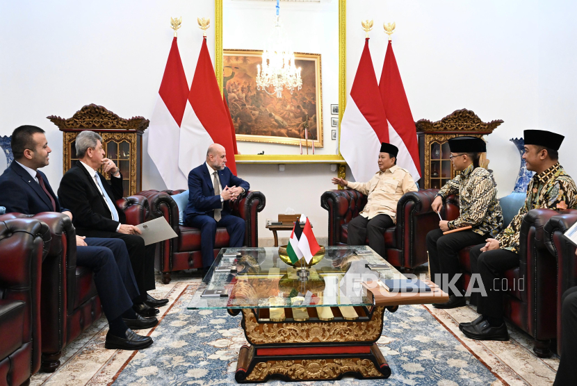 Presiden Prabowo Subianto menerima Utusan Khusus Presiden Palestina, Mahmoud Al-Habbash di Istana Merdeka, Jakarta Pusat, pada Selasa (18/3/2025).