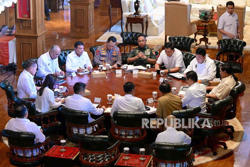 Presiden Prabowo Subianto menggelar pertemuan terbatas bersama jajaran menteri membahas masalah keamanan global, sekolah rakyat, hingga koperasi merah putih di Hambalang, Kabupaten Bogor, Jawa Barat, Senin (23/6/2025).