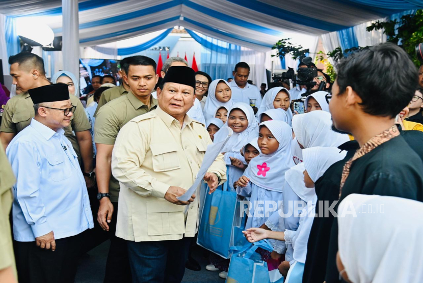 Presiden Prabowo Subianto menghadiri peringatan Hari Pendidikan Nasional (Hardiknas) di SDN Cimahpar 5, Kota Bogor, Jawa Barat, Jumat (2/5/2025). 