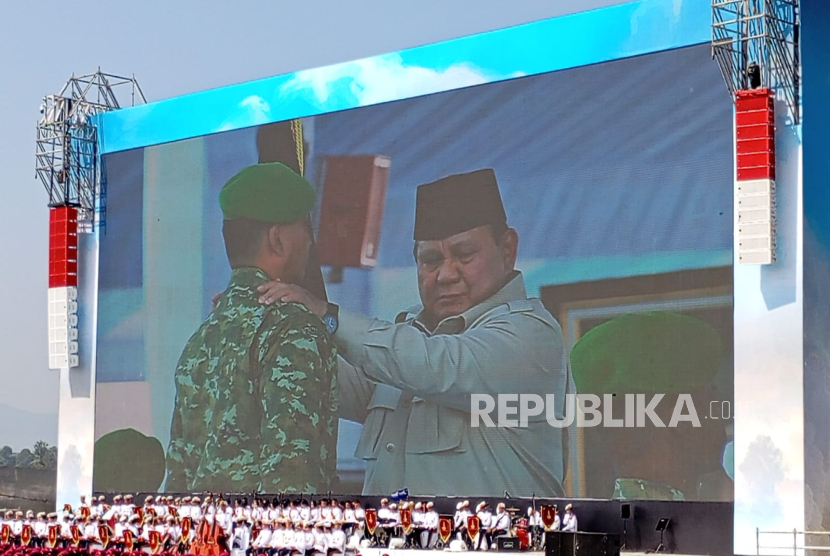 Presiden Prabowo Subianto menghadiri upacara gelar pasukan operasional dan kehormatan militer yang digelar TNI, di lapangan udara Suparlan Pusdiklatpassus di Batujajar, Kabupaten Bandung Barat, Ahad (10/8/2025) pagi. Dalam kesempatan tersebut, Prabowo melantik Wakil Panglima TNI Letjen TNI Tandyo Budi Revita. 