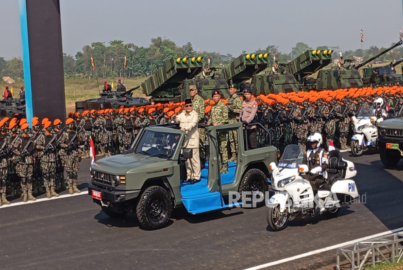 Presiden Prabowo Subianto menghadiri upacara gelar pasukan operasional dan kehormatan militer yang digelar Tentara Nasional Indonesia (TNI) di lapangan udara Suparlan Pusdiklatpassus di Batujajar, Kabupaten Bandung Barat, Ahad (10/8/2025) pagi.
