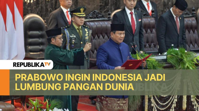 Presiden Prabowo Subianto mengucapkan sumpah jabatan saat dilantik bersama wakil presiden Gibran Rakabuming Raka di kompleks Parlemen, Senayan, Jakarta, Ahad (20/10/2024). Presiden dan wakil presiden terpilih Prabowo Subianto dan Gibran Rakabuming Raka resmi menjabat sebagai presiden dan wakil presiden periode 2024-2029 menggantikan presiden dan wakil presiden periode 2019-2024 Joko Widodo dan Maruf Amin usai dilantik dalam sidang paripuran di Gedung MPR, Jakarta.