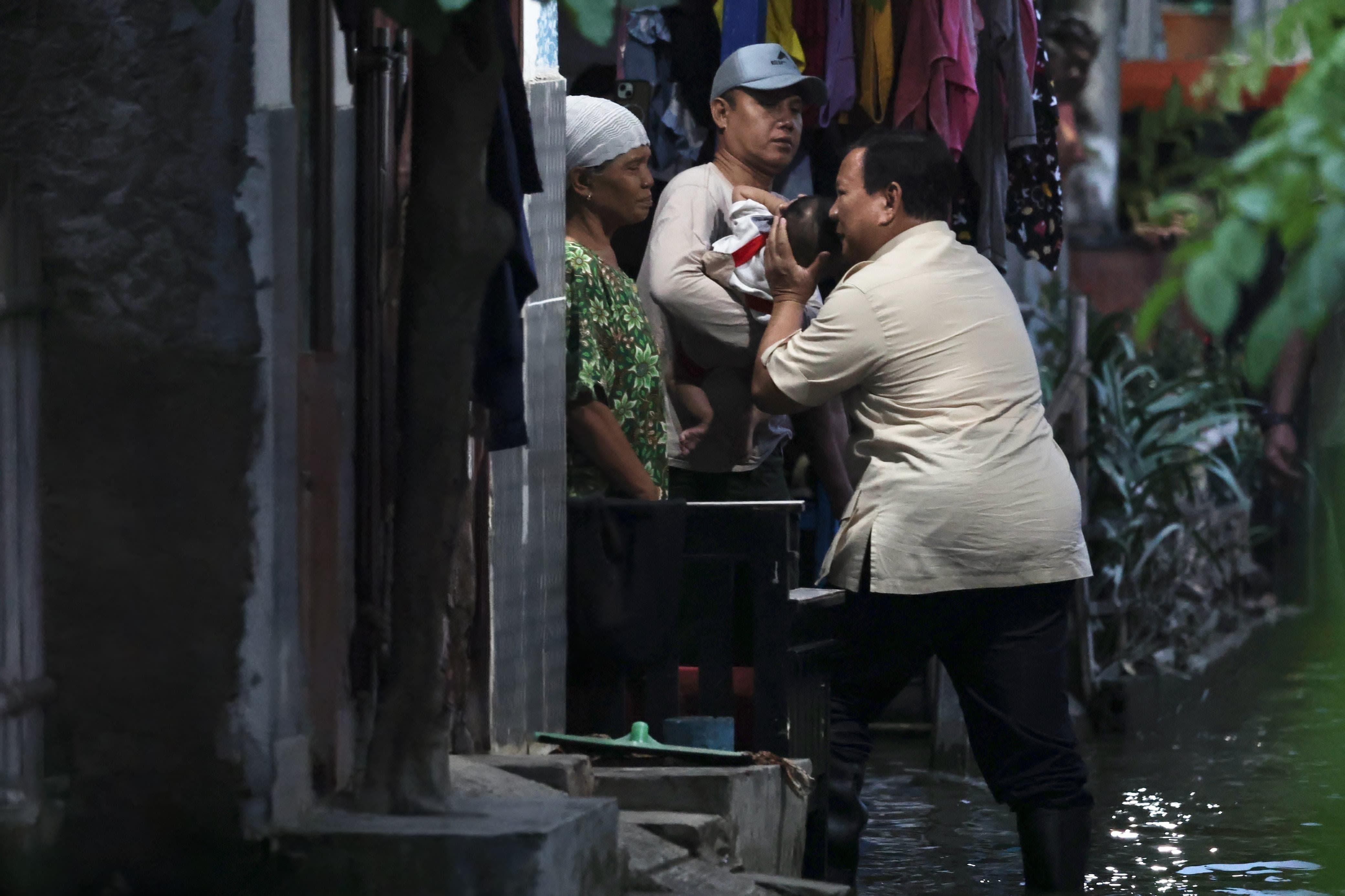 Presiden Prabowo Subianto mengunjungi korban banjir di kawasan Babelan, Kabupaten Bekasi, Sabtu (8/3/2025).