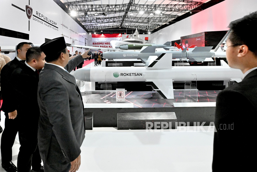 Presiden Prabowo Subianto menyaksikan langsung prosesi penandatanganan 27 kontrak dengan industri pertahanan.