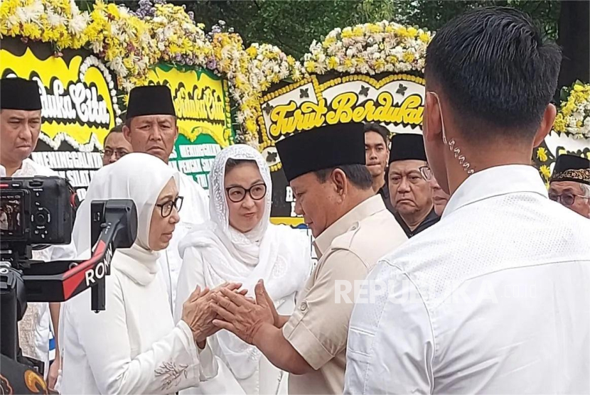 Presiden Prabowo Subianto menyalami keluarga almarhum Mayjen TNI (Purn) Eddie Marzuki Nalapraya, saat melayat di Padepokan Pencak Silat, Taman Mini Indonesia Indah (TMII), Jakarta Timur, Selasa (13/5/2025).