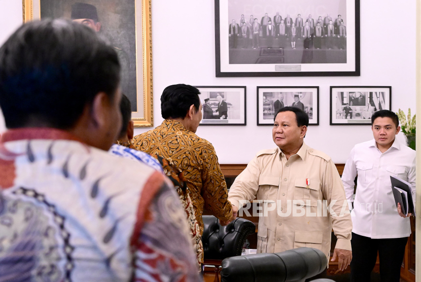 Presiden Prabowo Subianto menyalami Ketua Dewan Ekonomi Nasional Luhut Binsar Pandjaitan di Istana Merdeka, Jakarta Pusat pada Selasa (7/1/2025).