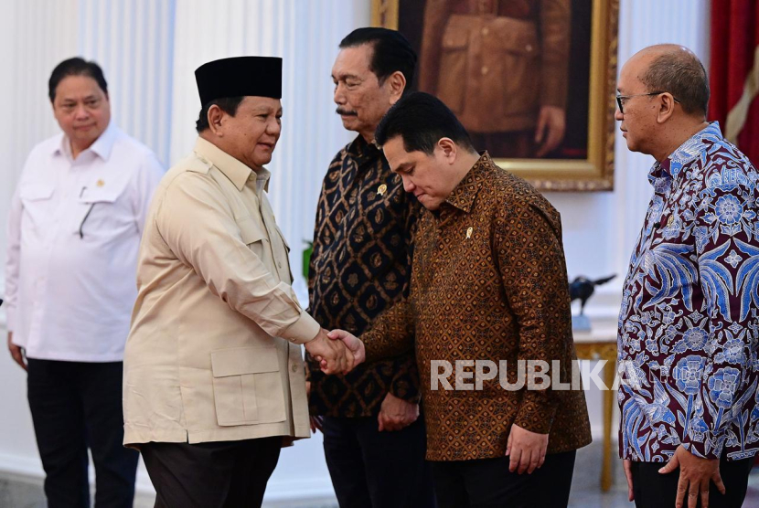 Presiden Prabowo Subianto menyalami Menteri BUMN Erick Thohir usai memberi keterangan pers terkait pembentukan bank emas nasional dan kewajiban devisa hasil ekspor 100 persen disimpan di bank dalam negeri, Senin (17/2/2025)