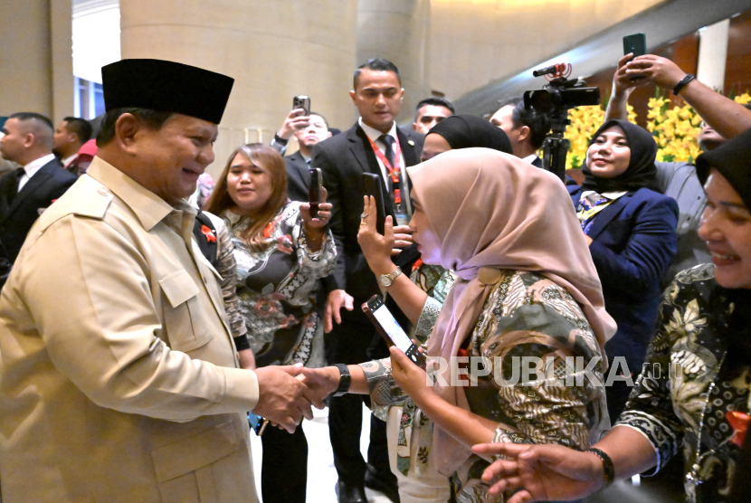 Presiden Prabowo Subianto menyalami WNI di Kuala Lumpur, Malaysia pada Ahad (25/5/2025) malam waktu setempat.