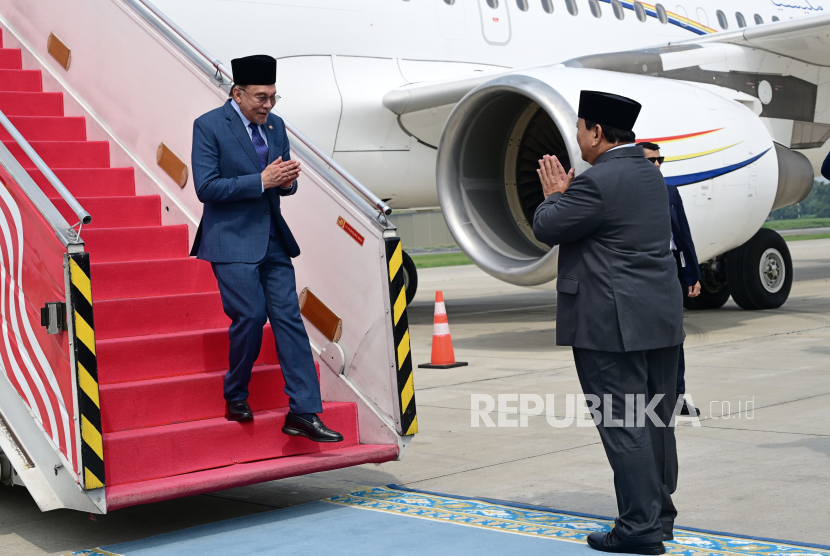 Presiden Prabowo Subianto menyambut Perdana Menteri Malaysia Anwar Ibrahim di Base Ops Lanud Halim Perdanakusuma, Jakarta Timur, Jumat (27/6/2025).