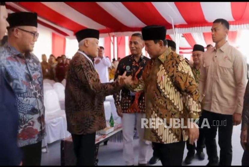 Presiden Prabowo Subianto menyapa Ketua Umum PP Muhammadiyah periode 2005-2015 Din Syamsuddin,