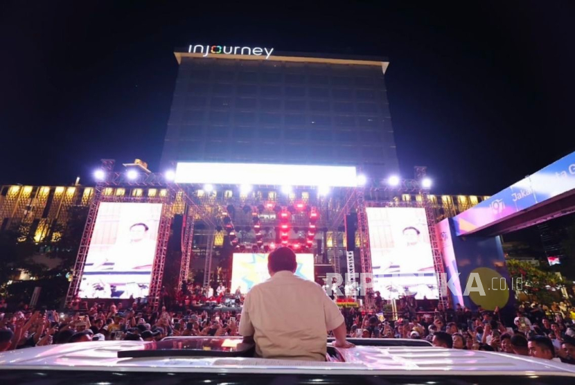 Presiden Prabowo Subianto menyapa para pengunjung saat malam pergantian tahun di depan Sarinah, Jakarta, Selasa (31/12/2024).  