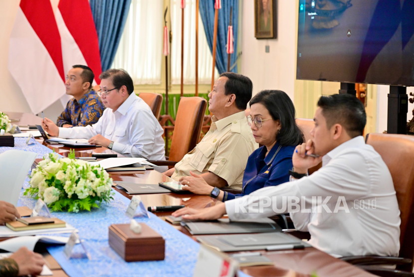 Presiden Prabowo Subianto rapat bersama Menko Perekonomian Airlangga Hartarto dan Menkeu Sri Mulyani Indrawati di Istana Kepresidenan Jakarta, Rabu (19/3/2025) petang WIB.