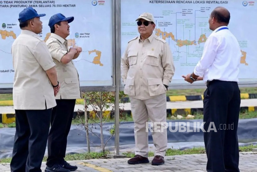 Presiden Prabowo Subianto saat berkunjung ke Kawasan Balai Layanan Usaha Produksi Perikanan Budidaya (BLUPPB), Kabupaten Karawang, Jawa Barat.