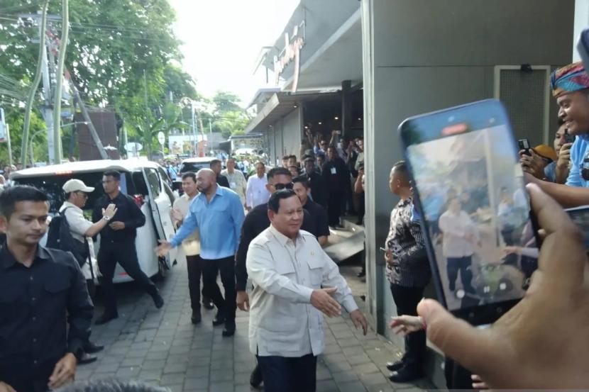 Presiden Prabowo Subianto saat makan siang di Warung Makan Bendega milik Rai Mantra di Denpasar, Bali, Ahad (3/11/2024).