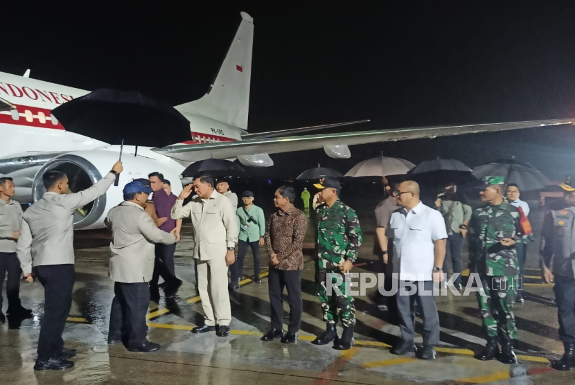 Presiden Prabowo Subianto saat mendarat di Bandara El Tari, Kota Kupang, Nusa Tenggara Timur, Selasa (3/12/2024).