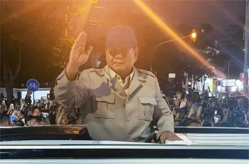 Presiden Prabowo Subianto saat tiba dan menyapa warga dari dalam mobil MV3 Garuda Limousine di Akademi Militer (Akmil), Magelang, Jawa Tengah, Kamis (24/10/2024) petang WIB.