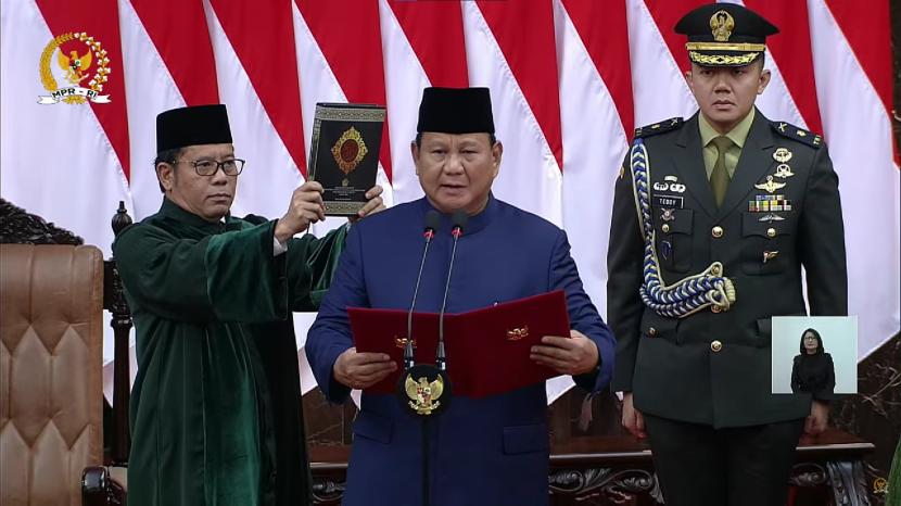 Presiden Prabowo Subianto saat dilantik didampingi Mayor Teddy Indra Wijaya yang baru saja diumumkan menjabat Sekretaris Kabinet.