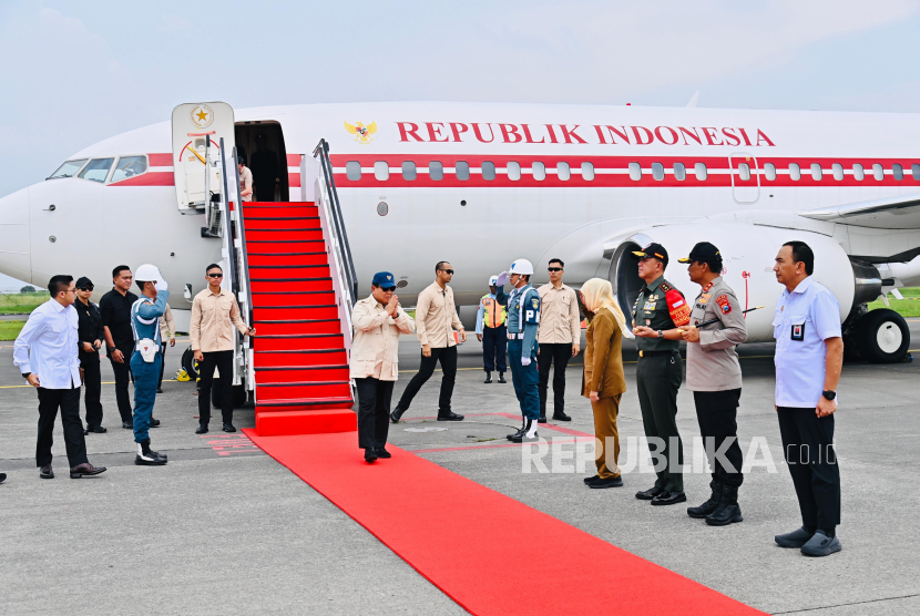 Presiden Prabowo Subianto tiba di Bandar Udara Internasional Juanda, Kabupaten Sidoarjo, Provinsi Jawa Timur (Jatim), pada Senin (17/3/2025) sekitar pukul 12.40 WIB. 